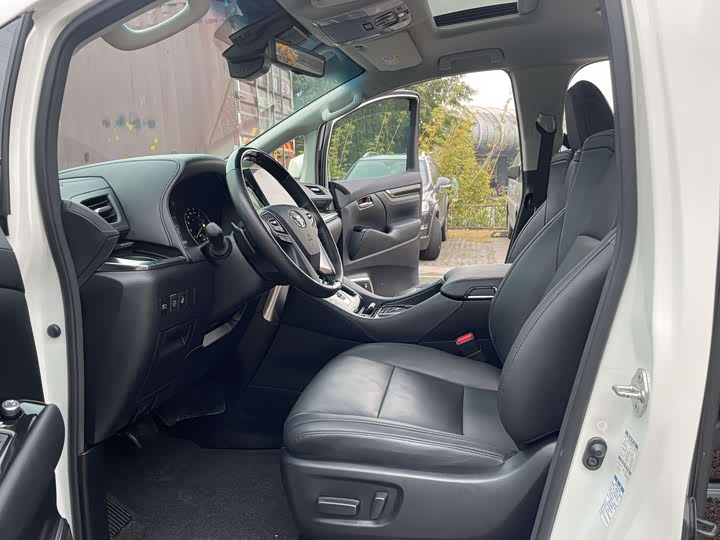 Фото 5 - Toyota Vellfire