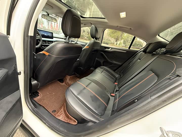 Фото 8 - Ford Focus