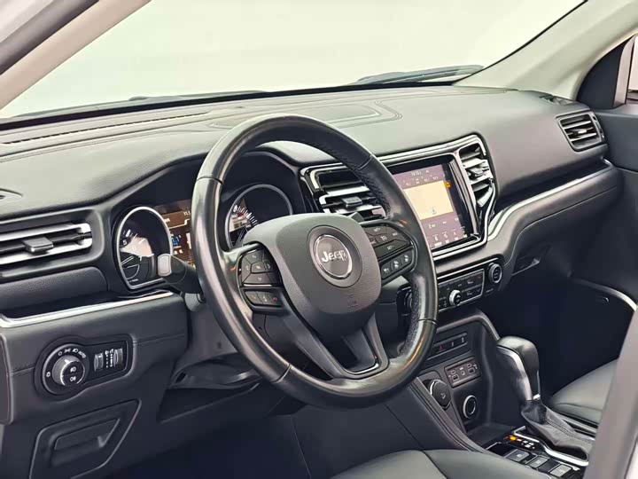 Фото 8 - Jeep Grand Commander