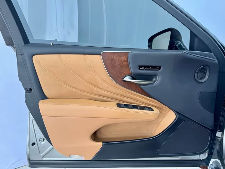 Фото 9 - Lexus LS