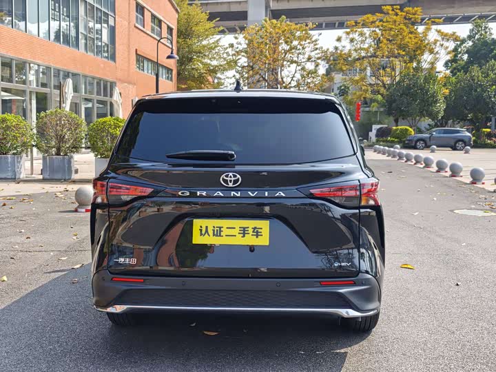 Фото 5 - Toyota Granvia