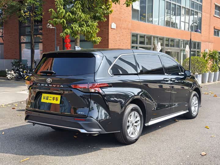 Фото 6 - Toyota Granvia