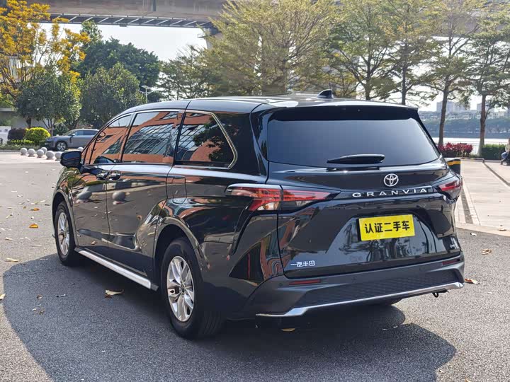 Фото 8 - Toyota Granvia