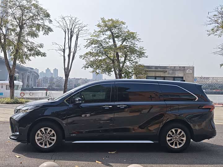 Фото 9 - Toyota Granvia