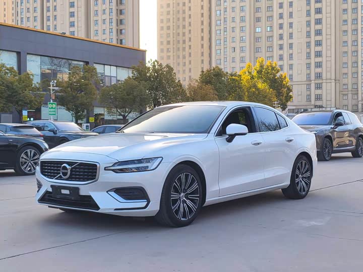 Фото 1 - Volvo S60