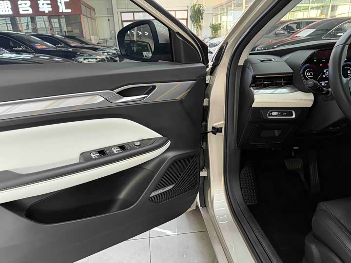 Фото 9 - Geely Emgrand L