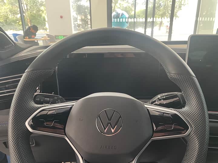 Фото 9 - Volkswagen Tiguan L Pro