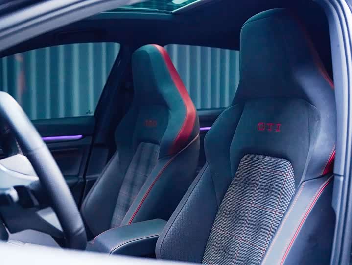 Фото 8 - Volkswagen Golf GTI