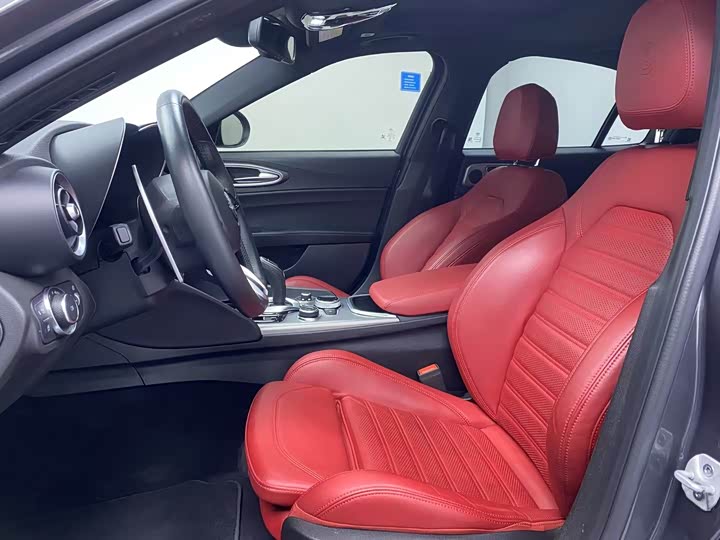 Фото 7 - Alfa Romeo Giulia