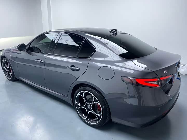 Фото 8 - Alfa Romeo Giulia