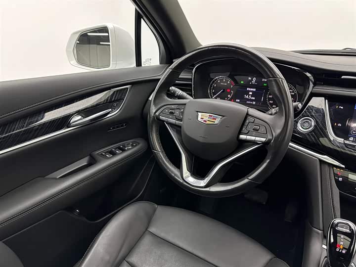 Фото 9 - Cadillac XT6
