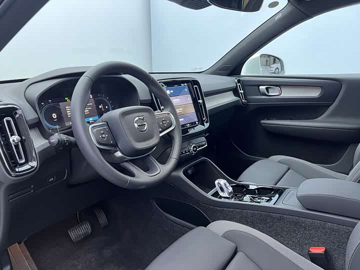 Фото 9 - Volvo XC40