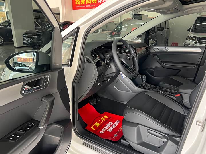 Фото 7 - Volkswagen Touran L