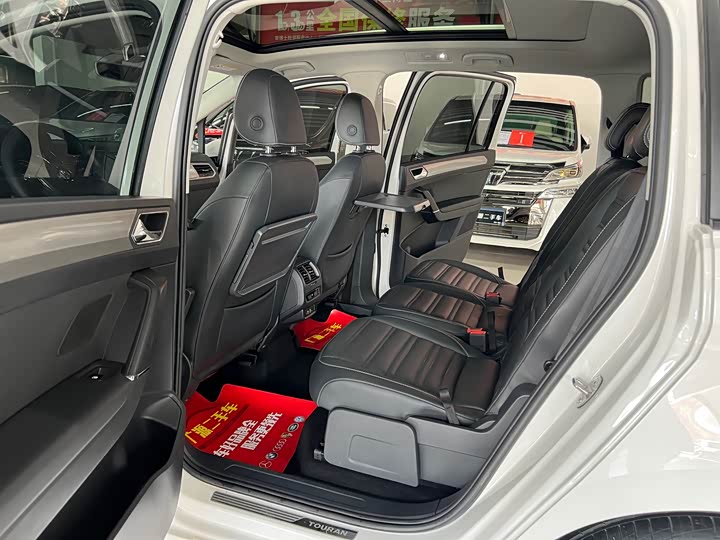 Фото 8 - Volkswagen Touran L