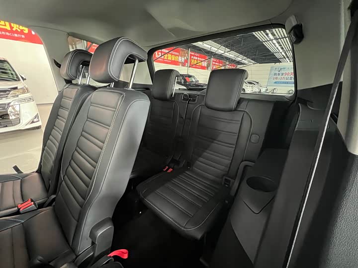 Фото 9 - Volkswagen Touran L