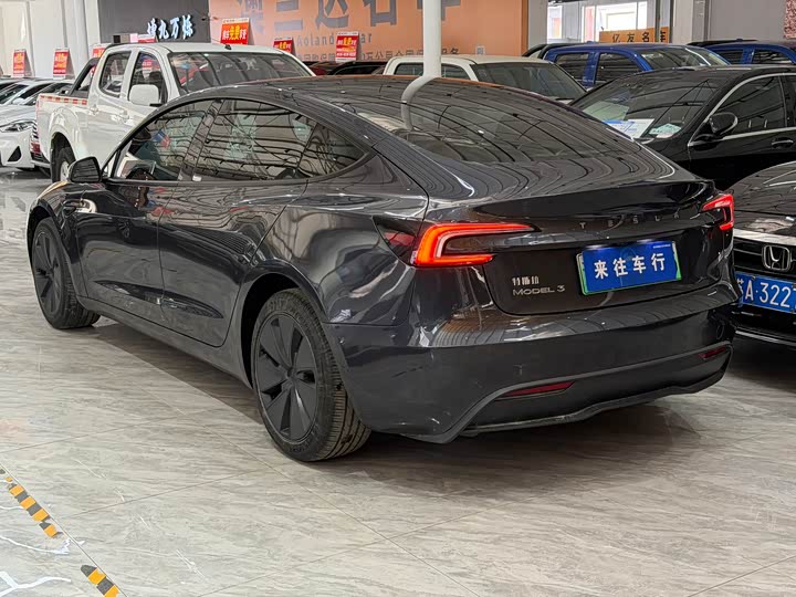 Фото 4 - Tesla Model 3