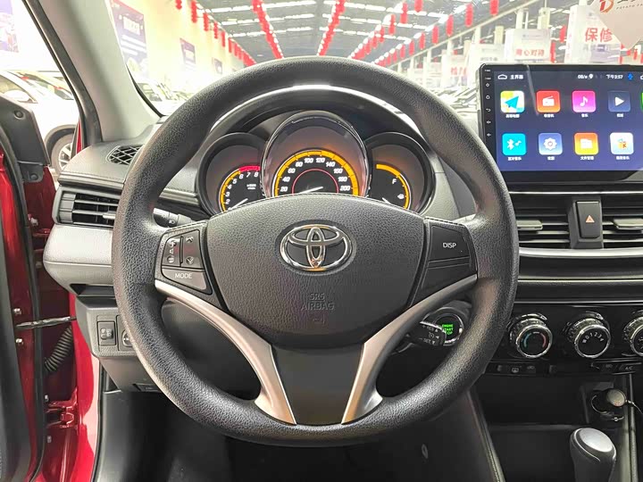 Фото 4 - Toyota Yaris L Hatchback