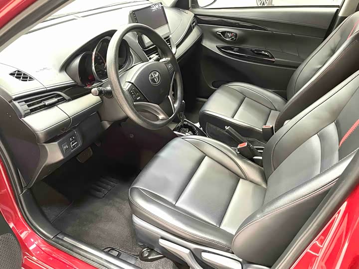 Фото 5 - Toyota Yaris L Hatchback