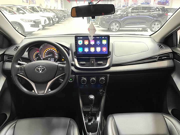 Фото 6 - Toyota Yaris L Hatchback