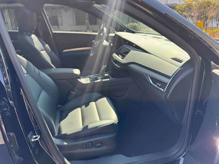 Фото 9 - Cadillac XT4