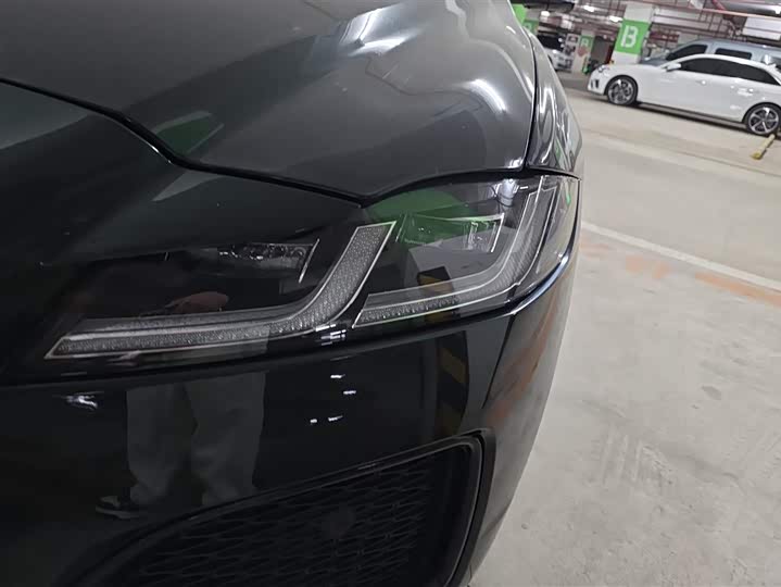 Photo 5 - Jaguar XF L