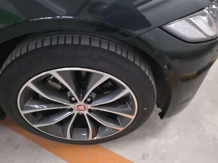 Photo 6 - Jaguar XF L