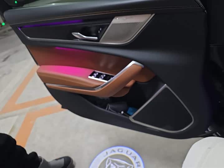 Photo 7 - Jaguar XF L