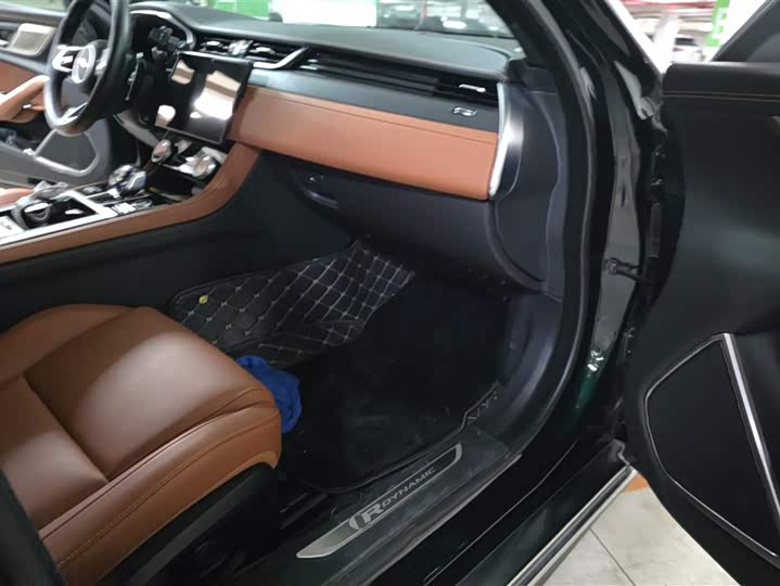 Photo 8 - Jaguar XF L