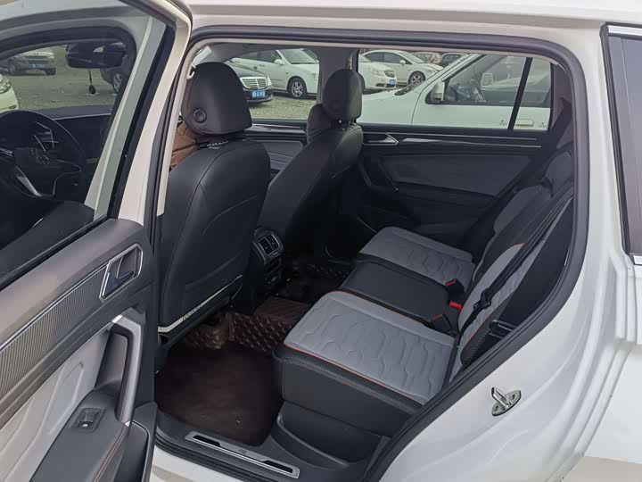 Фото 9 - Volkswagen Tiguan L Pro