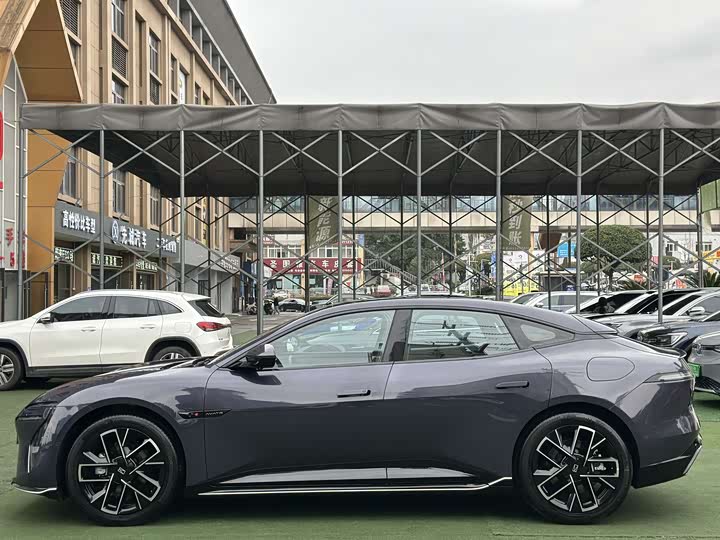 Фото 2 - Avatr 06