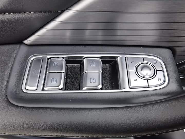 Фото 9 - Hongqi HS7 Hybrid