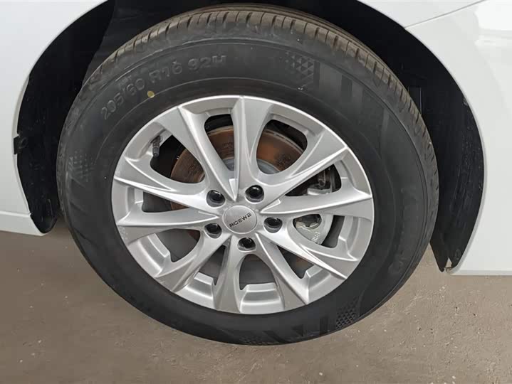 Фото 6 - Roewe i5