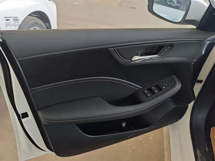 Фото 7 - Roewe i5