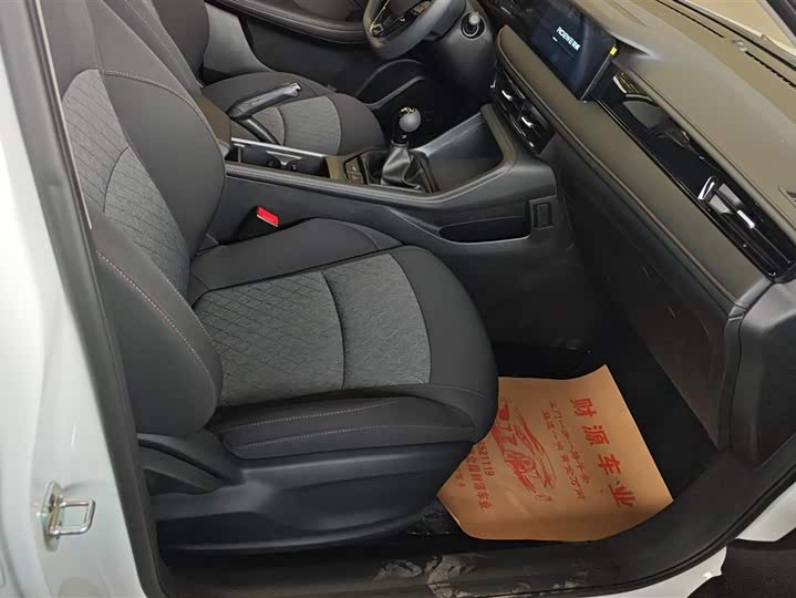 Фото 8 - Roewe i5