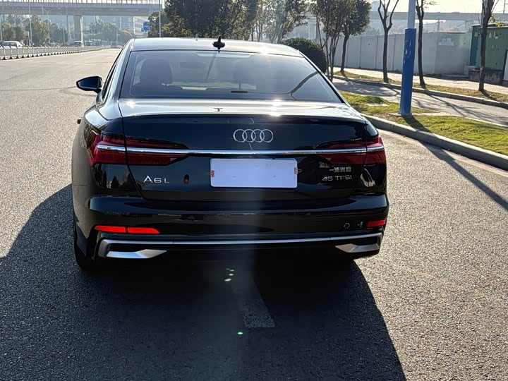 Фото 4 - Audi A6L