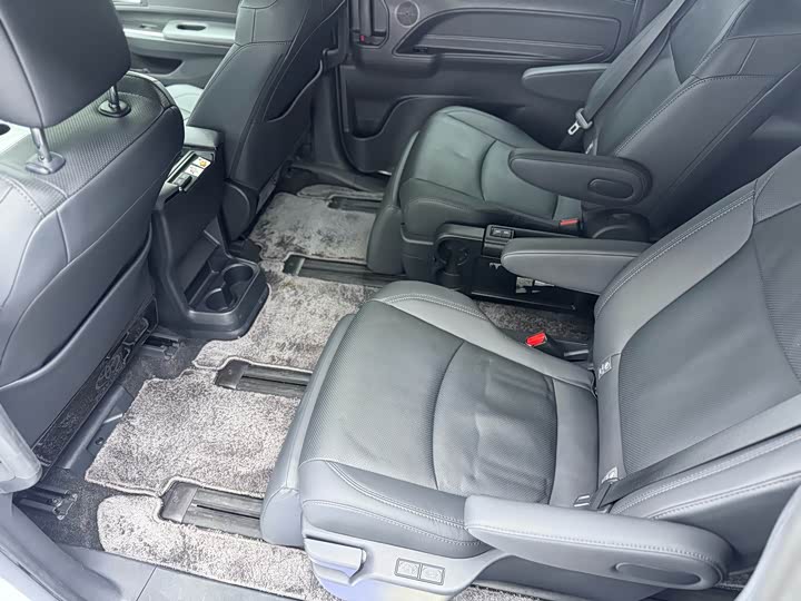 Фото 8 - Toyota Sienna