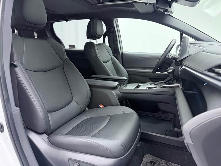 Фото 9 - Toyota Sienna