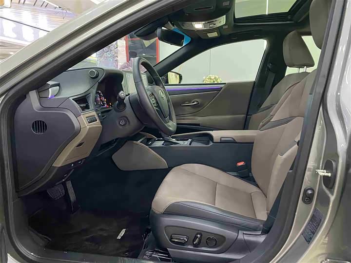 Фото 6 - Lexus ES