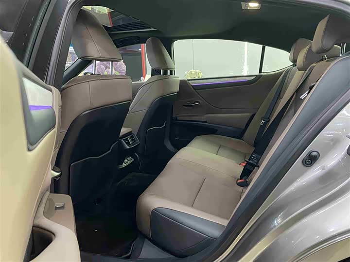 Фото 7 - Lexus ES