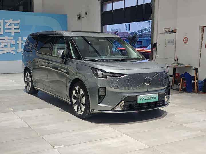 Фото 3 - Volvo EM90