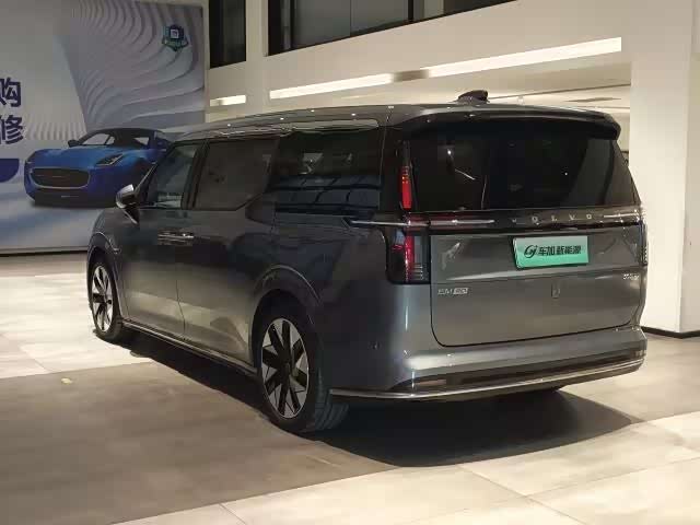 Фото 9 - Volvo EM90