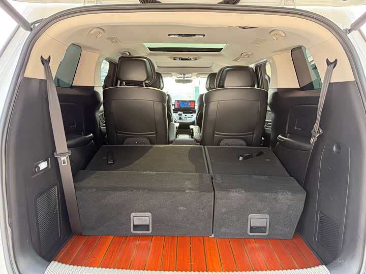 Фото 7 - Roewe iMax 8