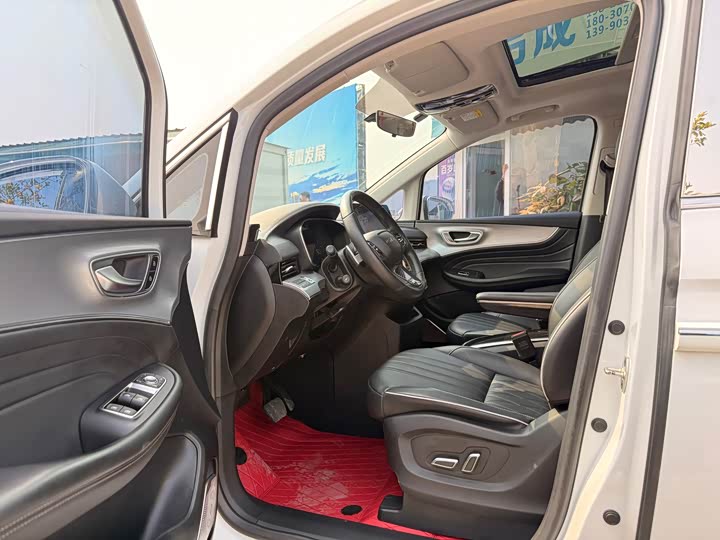 Фото 8 - Roewe iMax 8