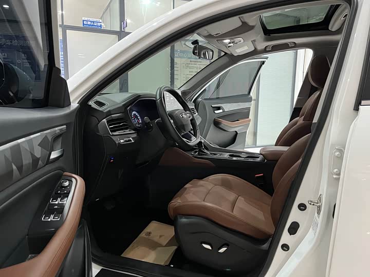 Фото 8 - Geely Vision X6