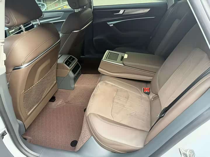 Фото 6 - Audi A7L