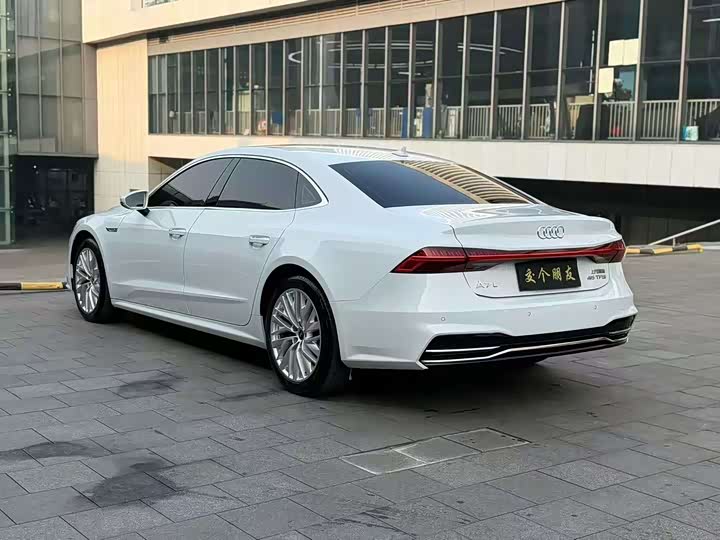 Фото 9 - Audi A7L