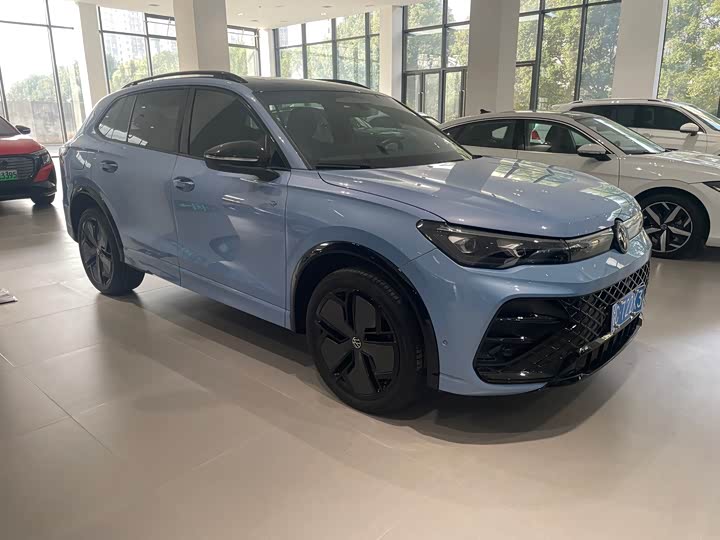 Фото 3 - Volkswagen Tiguan L Pro