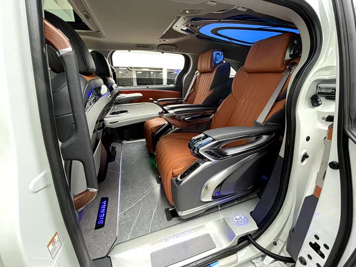 Фото 8 - Toyota Sienna