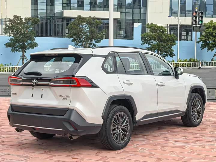 Фото 8 - Toyota Wildlander