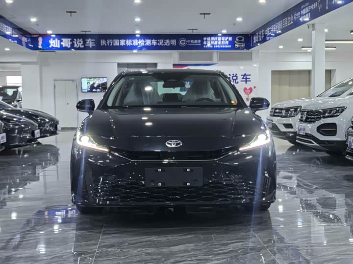 Фото 2 - Toyota Camry